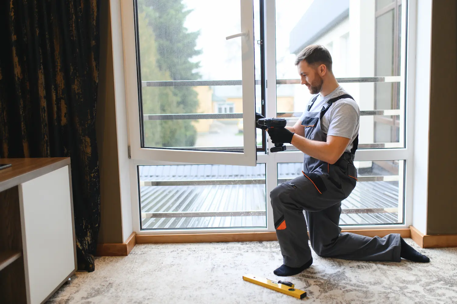 installateur de fenêtre asap fermeture aubagne 1500 Homme répare fenêtre avec perceuse électrique.