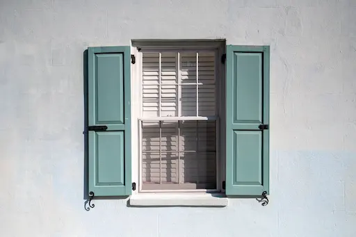 installations volets bois ou pvc asap fermetures Fenêtre avec volets verts ouverts.