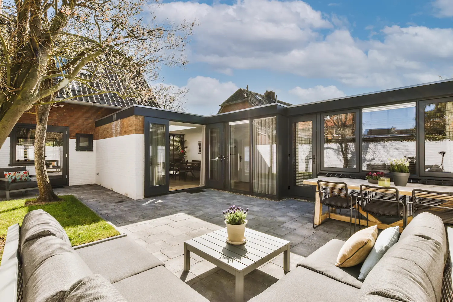 menuiseries modernes par asap fermetures (10) (1) Terrasse moderne avec salon extérieur et table à manger.