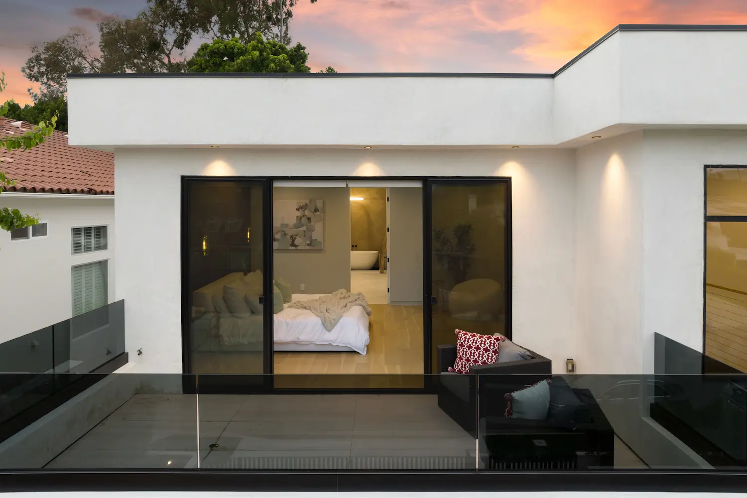 menuiseries modernes par asap fermetures (6) (1) Terrasse moderne avec chambre vue coucher de soleil.