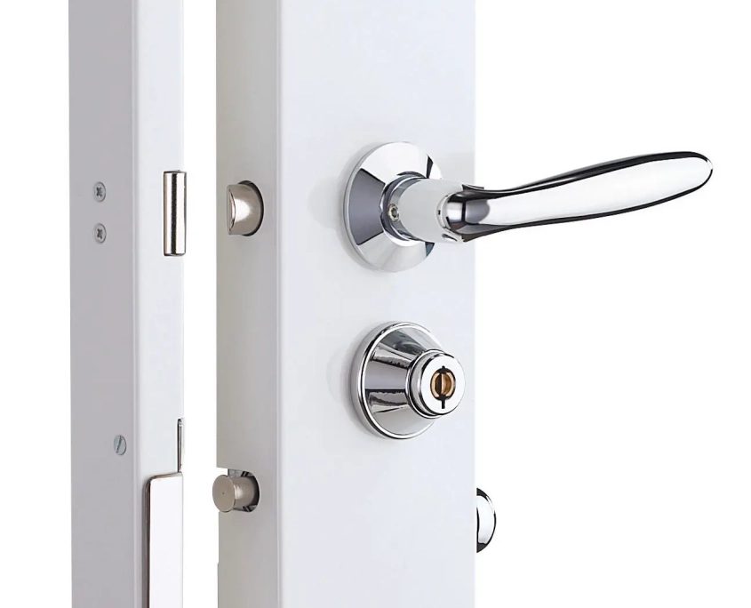 Porte blanche avec poignée et serrure.