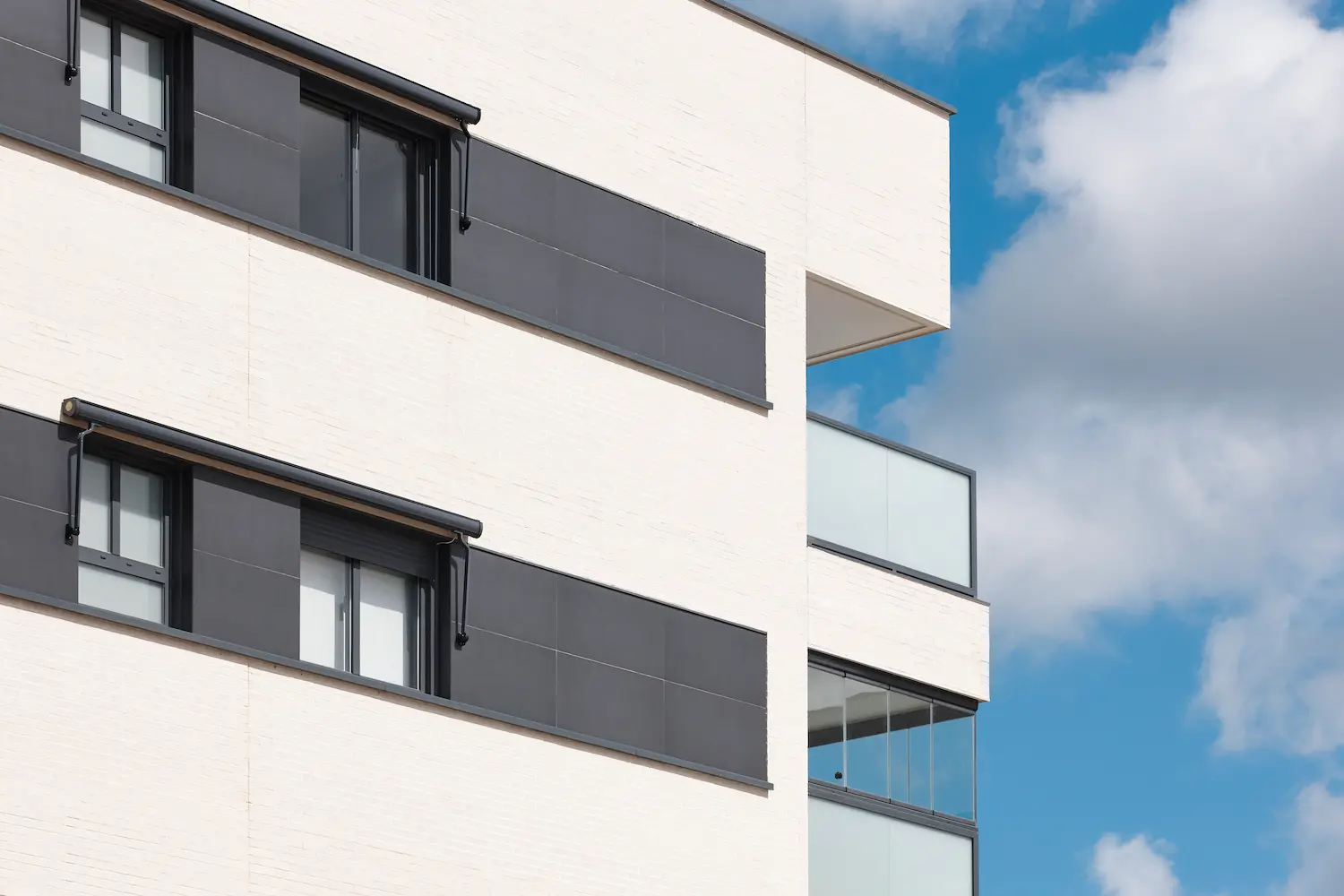 Façade moderne d'un immeuble ensoleillé.