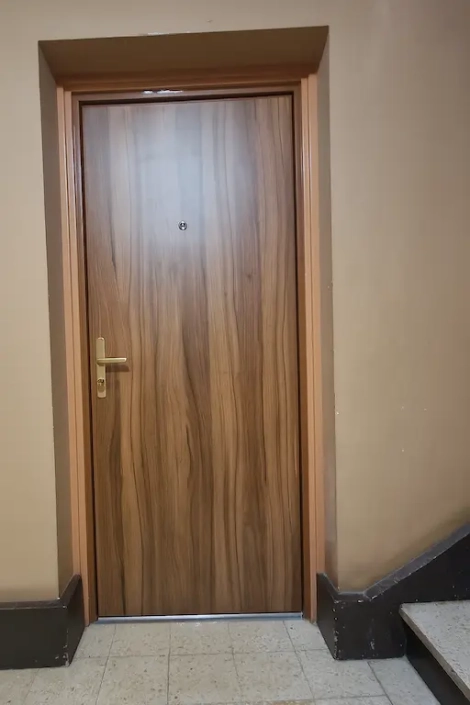 Porte ouverte fermée et escalier intérieur