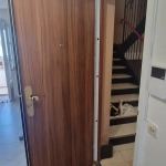 Porte ouverte menant à un escalier intérieur.