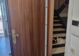 Porte ouverte menant à un escalier intérieur.