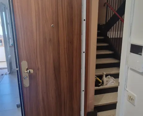 Porte ouverte menant à un escalier intérieur.