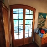 porte fenetre bois dans une maison