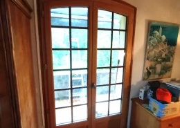 porte fenetre bois dans une maison