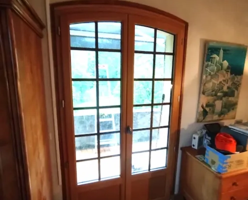 porte fenetre bois dans une maison