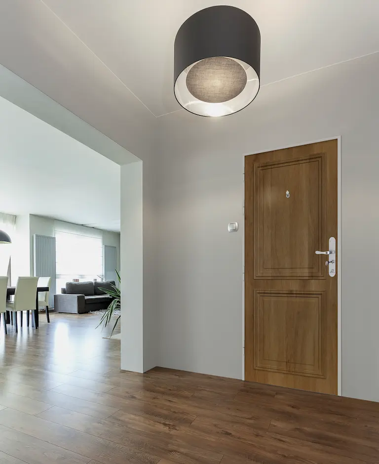 porte blindée picard haussmannien decor2 chene ambiance 300dpi rvb jpg768 vue d'une porte d'entrée dans un salon