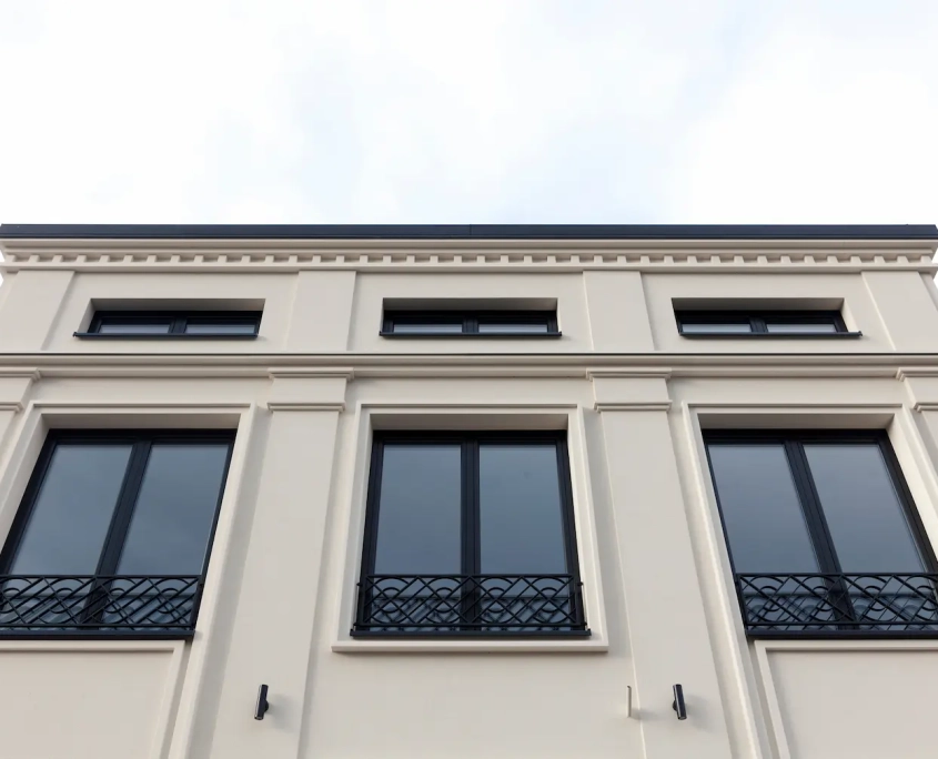 vue sur façade d'un bâtiment rénové avec fenêtres modernes