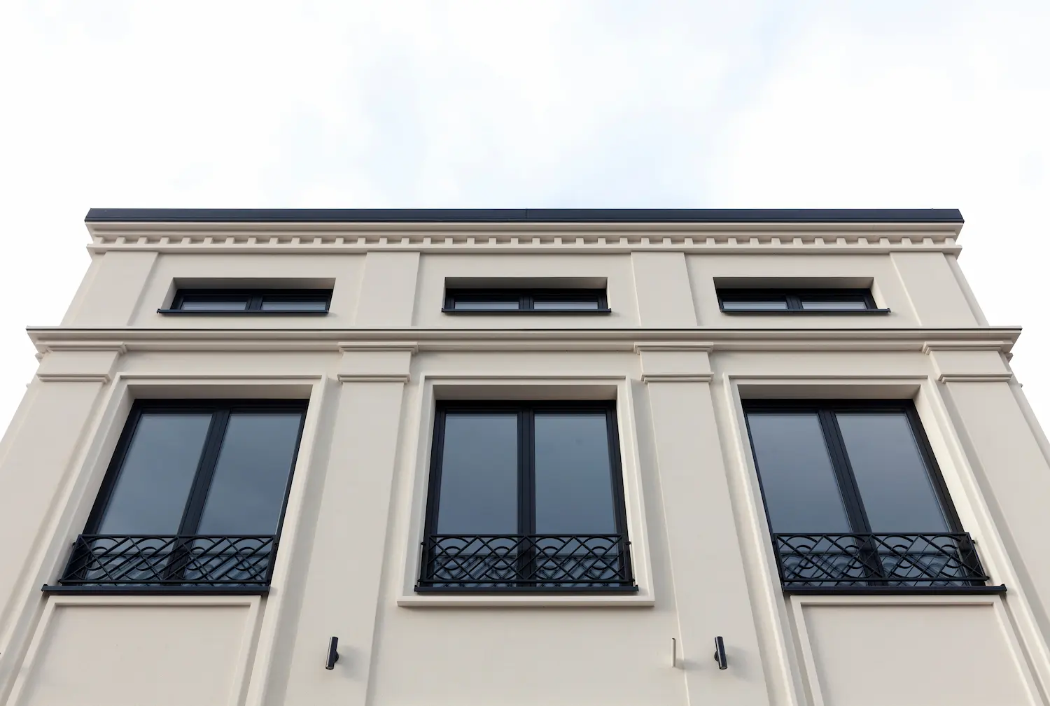 pose de fenêtres somalu par asap fermetures aubagne (1) vue sur façade d'un bâtiment rénové avec fenêtres modernes