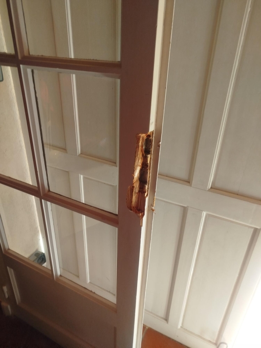 Cadre de porte en bois endommagé.