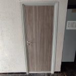 Porte en bois clair dans un couloir