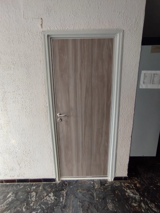 Porte intérieure en bois clair fermée