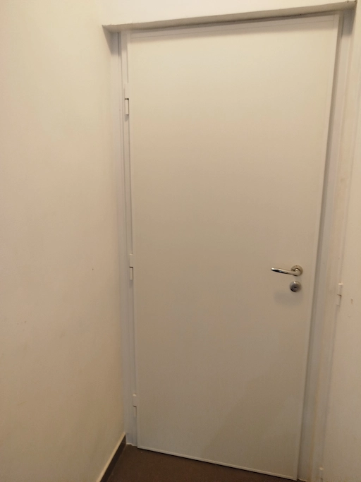 Porte blanche dans un couloir étroit