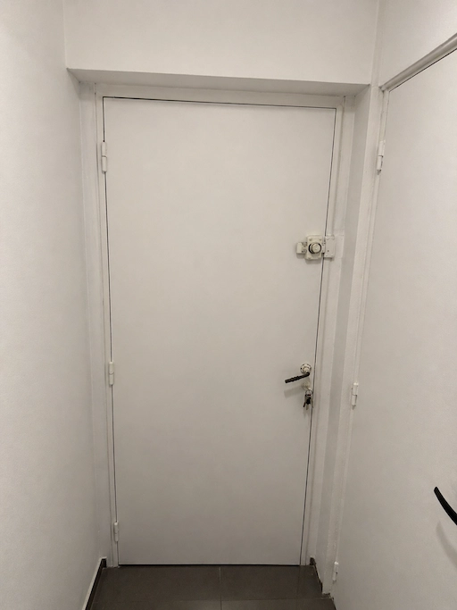 Porte blanche fermée dans un couloir étroit